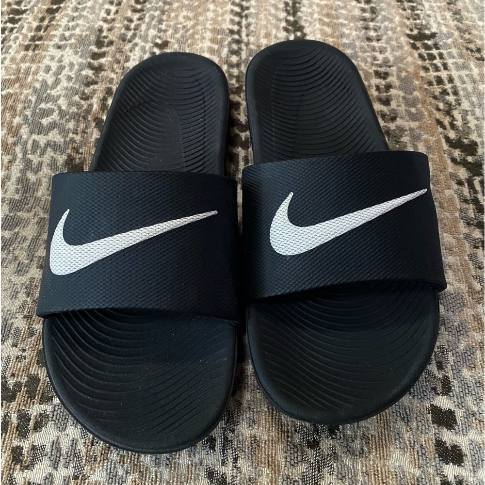 Nike slides black Youth size 5 like new